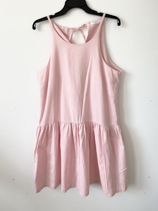 Reserved pudrowa sukienka midi falbana