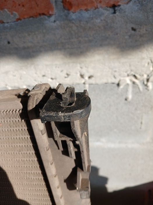 Продам радіатор охолодження нісан прімастар  100