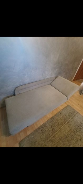 Kanapa jednoosobowa beżowa.