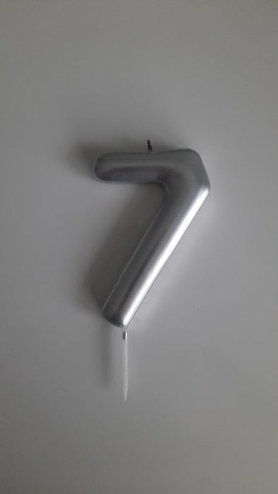 Balon urodzinowy srebny  cyfra 7  Duza plus świeczka na tort srebna 7