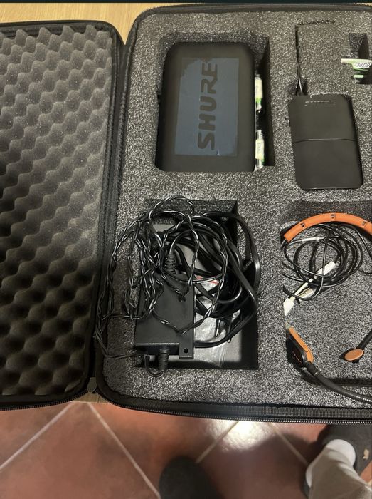 Headset Shure em bom estado .