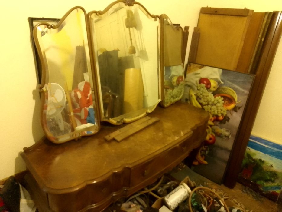 Móvel toucador com espelho triplo.