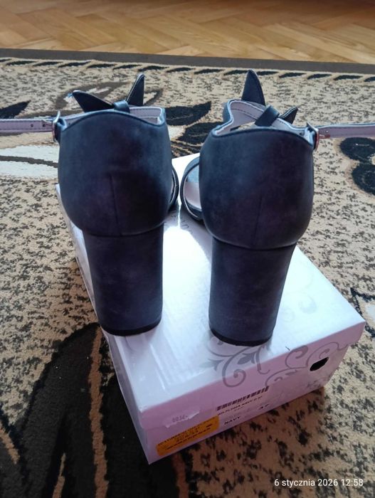 Sandały na obcasie roz. 37 kolor navy blue