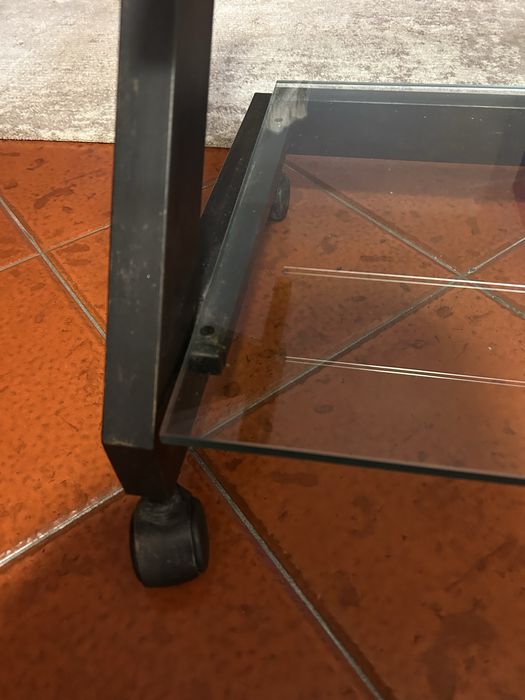 Movel com parteleiras em vidro