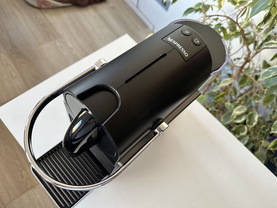 Капсульна кавоварка Nespresso Pixie Titan + Капучинатор