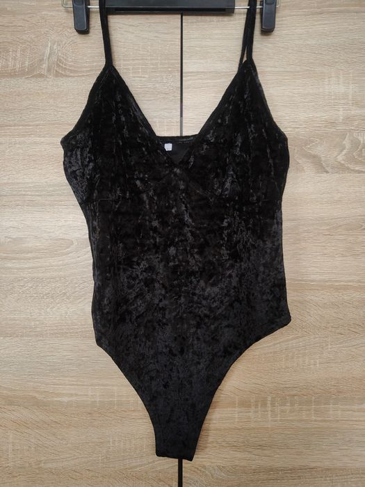 Welurowe body na ramiączkach