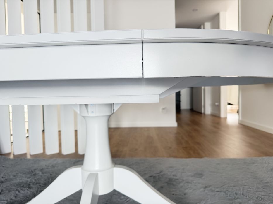 Vendo mesa e 4 cadeiras praticanete novas com 4 meses cor branca