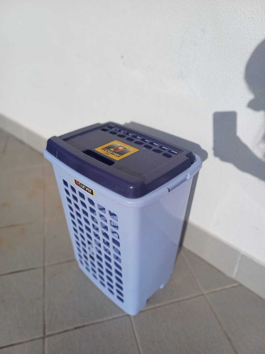 Cesto de plástico azul Curver com tampa – funcional e espaçoso