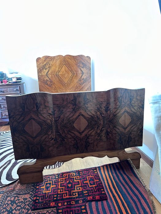 Cama solteiro. Estilo Art Noveau.