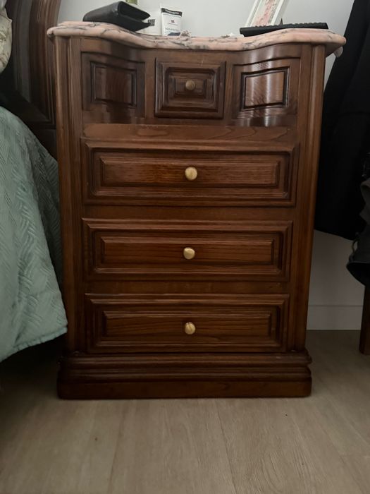 Cama + cómoda + mesinhas