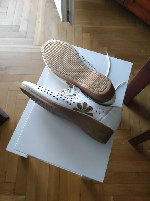 Półbuty białe ażurowe dekoracyjne  skóra naturalna Comfietts sneakersy  sznurowane