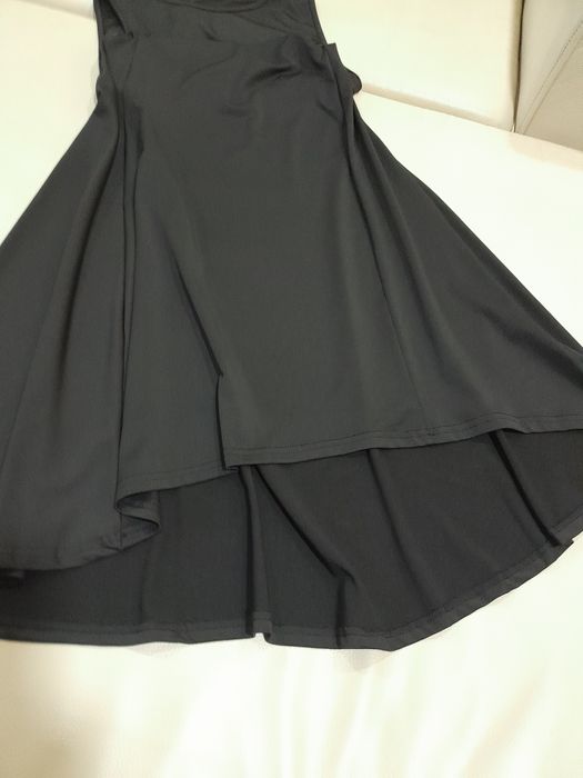 Vestido sem manga assimetrico no comprimento