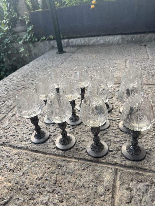 Conjunto de copos em cristal e estanho