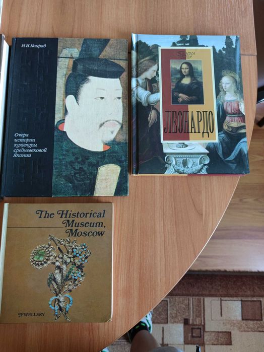 Альбомы репродукций и открытки СССР к праздникам