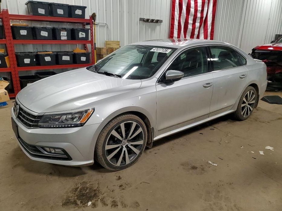 Декоративна кришка двигуна Volkswagen Passat 2.0 TSI 17-23 рік.