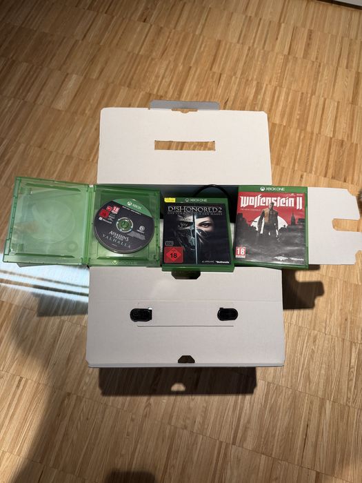 XBOX ONE Konsola i 3 gry - Dishonored, Wolfenstein 2 i Assasin Creed Valhalla