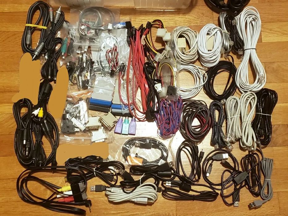 Cabos diversos (alimentação, PC, TV, Áudio, USB, Ethernet, Tlf, etc.)
