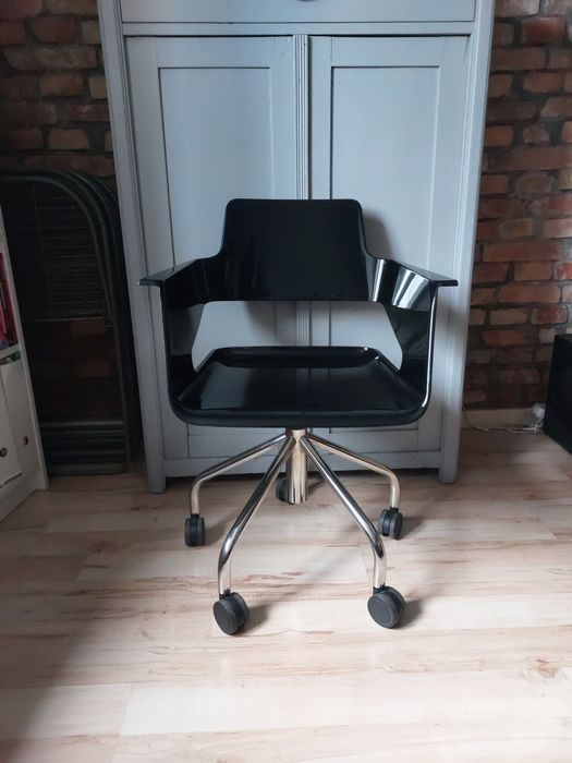 krzesło marki Arrmet model B32 włoskie super design biurowe obrotowe