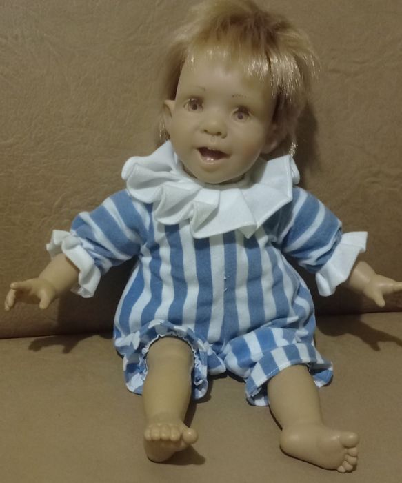 Фірмовий, вініловий пупс.