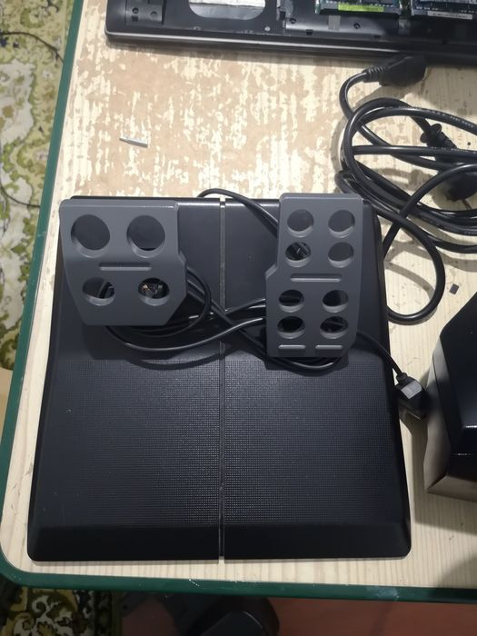 Conjunto - Volante e Pedais Logitech