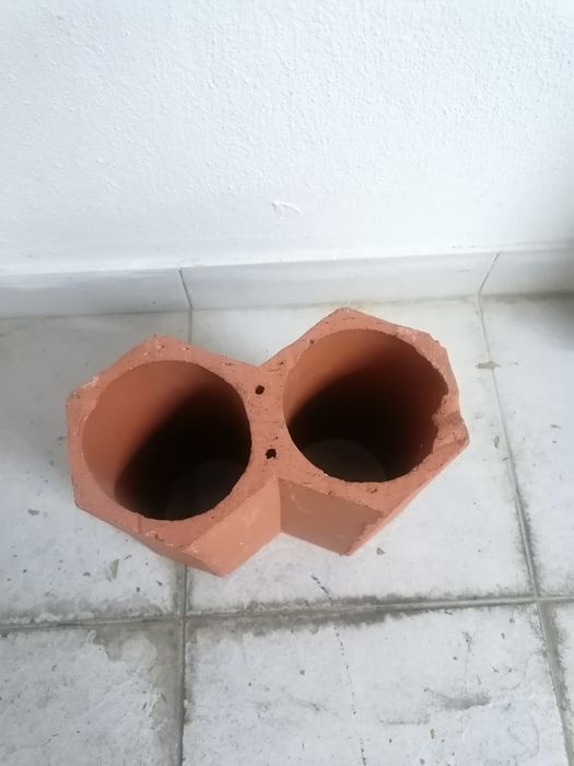 Garrafeira cerâmica sextavada dupla