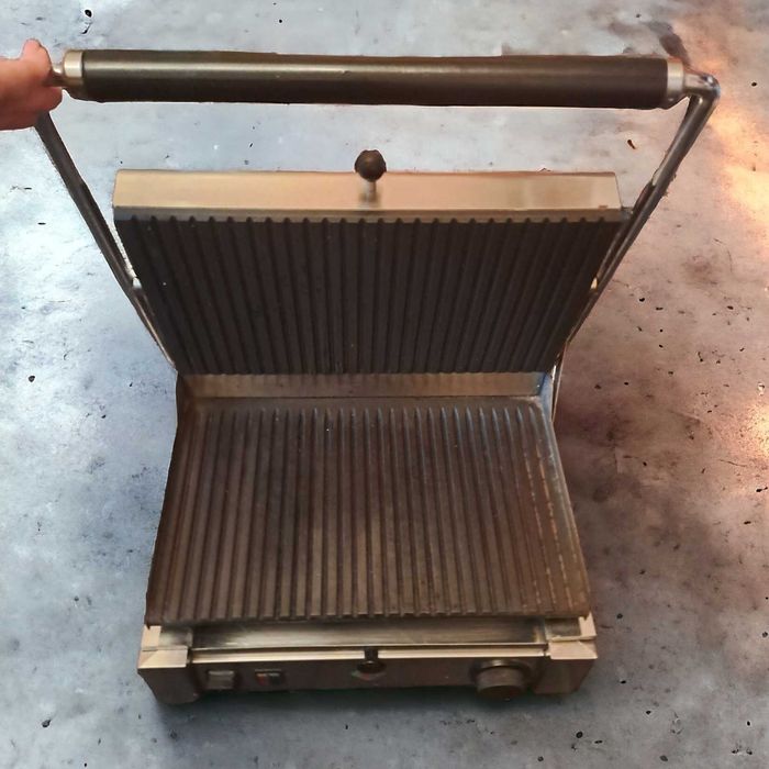 Grill kontaktowy panini RM GASTRO ryflowany PM-2015 używany