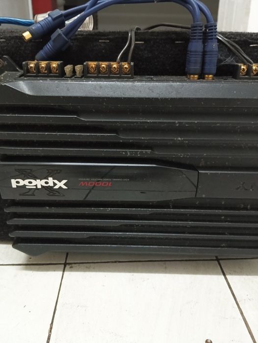 Caixa de som com amplificador e colunas, radio