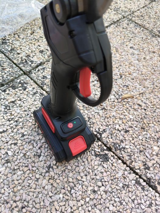 Tesoura de Poda Elétrica *2 baterias*  21V - *NOVA*