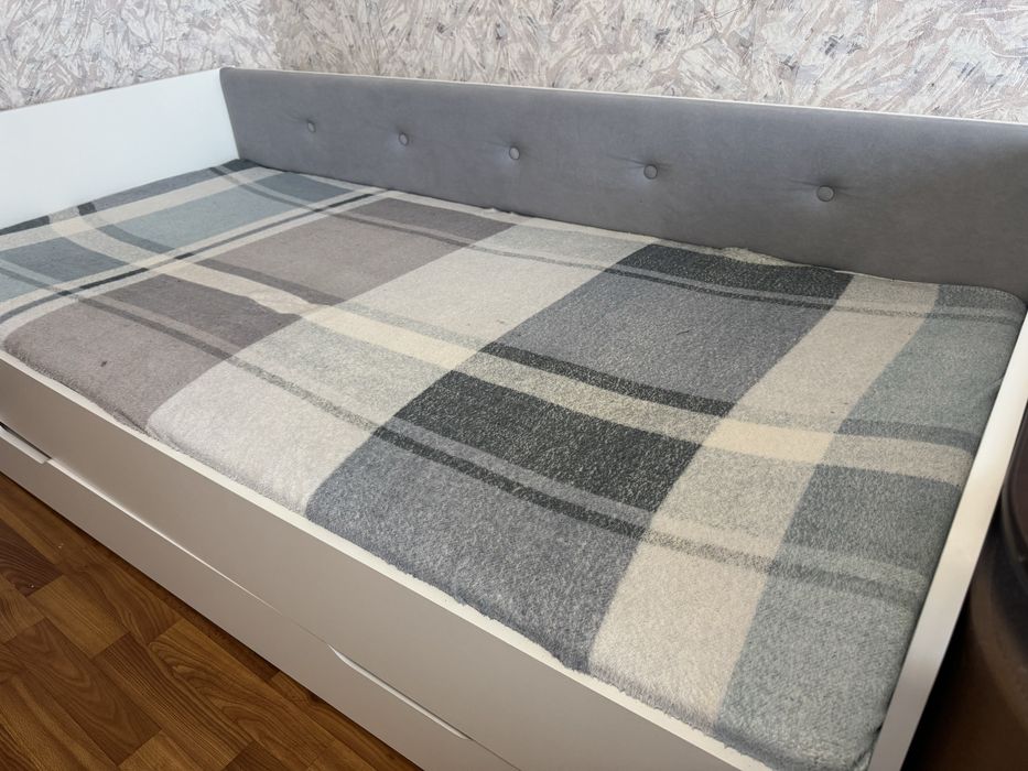 Підліткове ліжко з мʼякою спинкою і висувною шухлядою