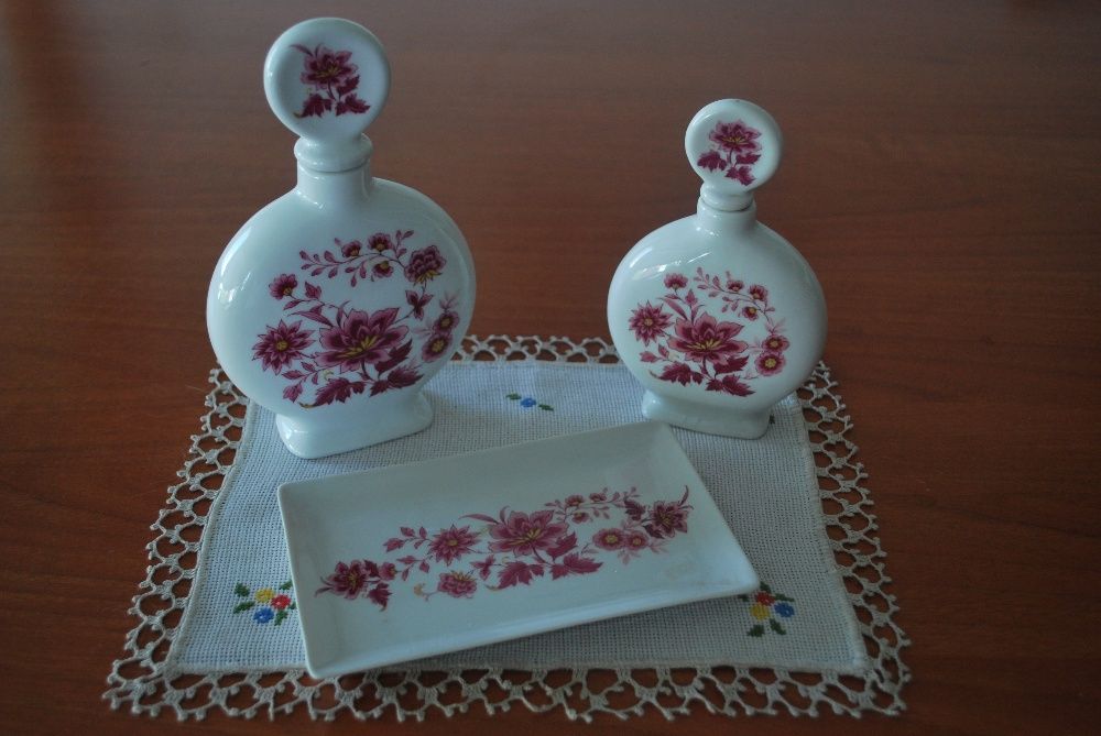 Estojo Lavatório Antigo (Saboneteira e Frascos) Porcelanas Guillen