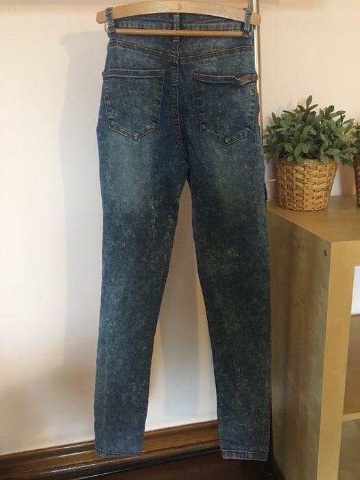 Jeansy Bershka.