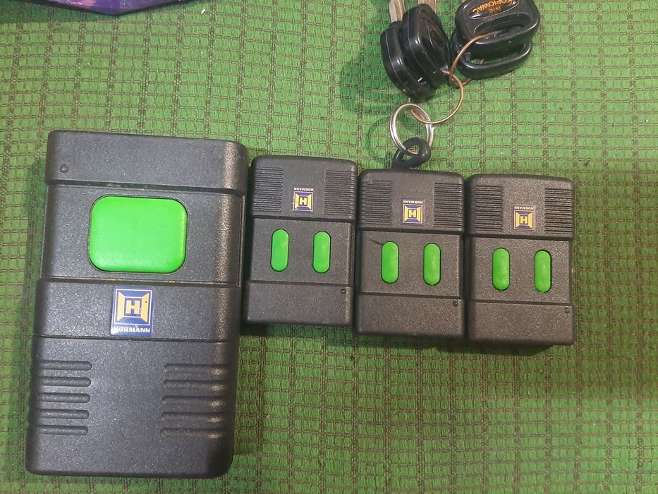 Пульт уравліня воротами HORMANN частота 27.975 Hz