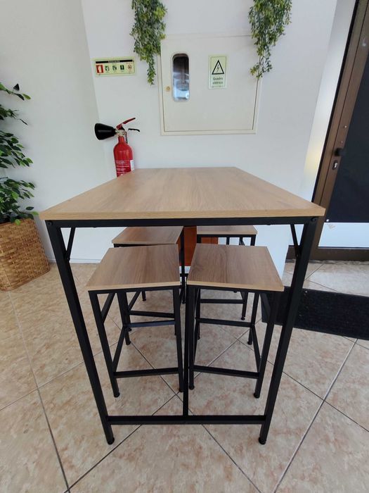 Arrendo loja 510€, perto da Escola Secundária Vila Verde ESVV, a face da rua com 3 frentes toda em vidro com película fosca,com opção Trespasse 2.500€