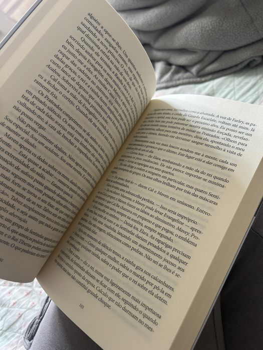 Victoria Aveyard: Rainha Vermelha; Julie Buxbaum: Conta-me Três Coisas