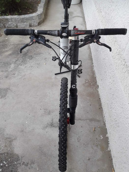 Bicicleta BTT Marca Cannondale em carbono