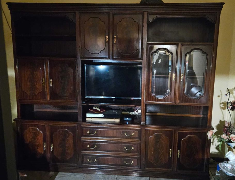Móvel de sala para TV e com várias gavetas