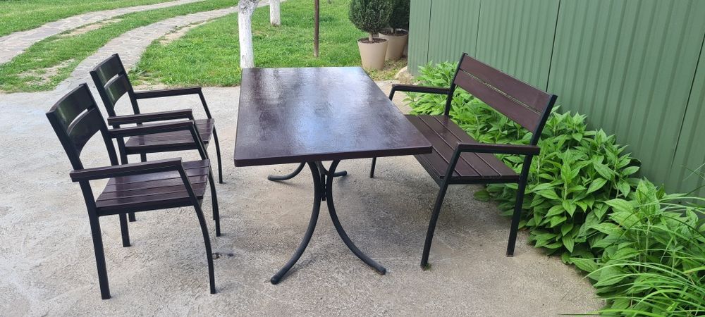 Пямокутний стіл з двома стільцями та лавкою