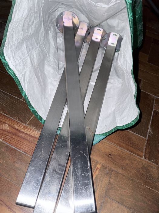 Secretária + pes de secretária ou mesa de cozinha