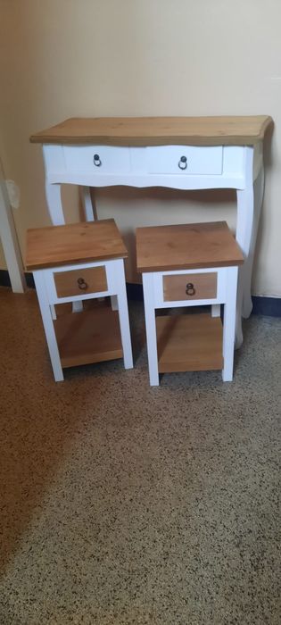 Toaletka z dwoma szafkami