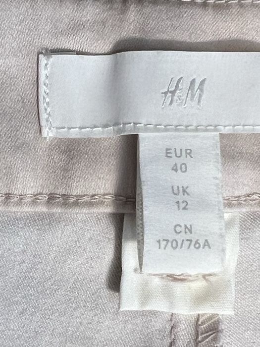 kremowe spodnie H&M, czterdzieści, obcisłe, Pawł niany. Modelują figury.