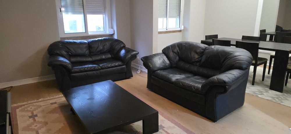 Sofas de pele preto ,  de dois lugares cada