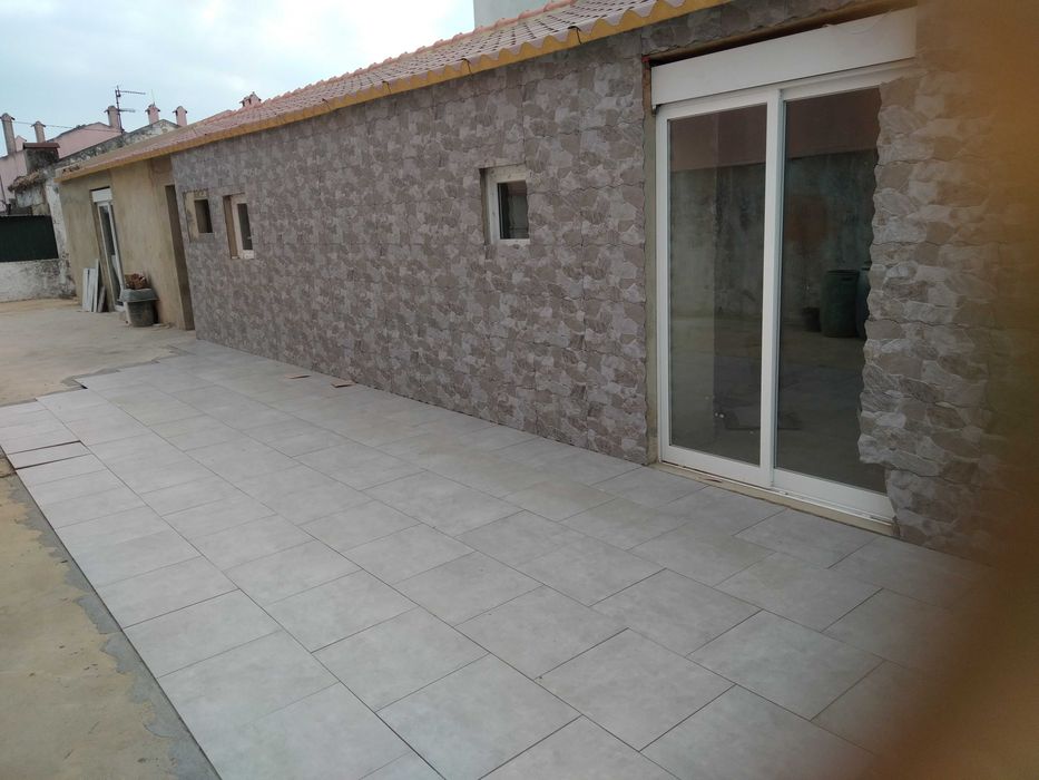 Moradia T3 com Logradouro em Santo António da Charneca Barreiro