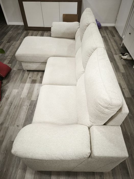 Sofá bege com chaise long