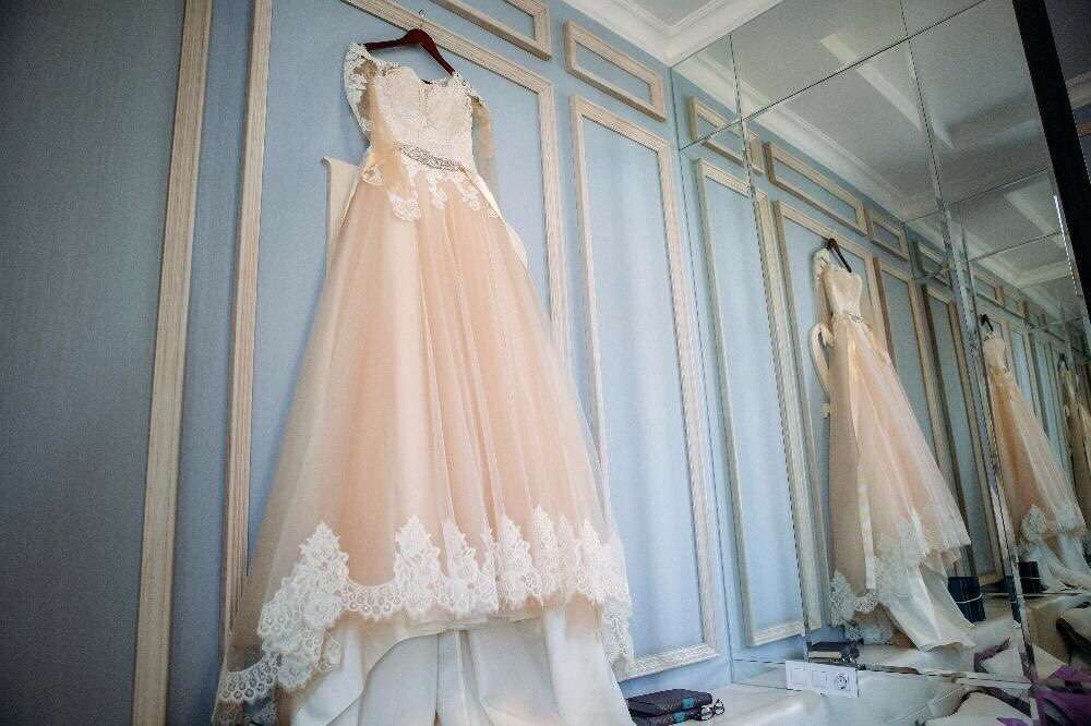 Весільна модна сукня