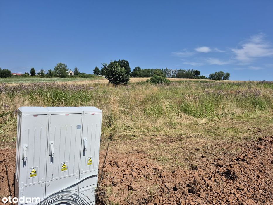 Uzbrojona działka na wzgórzu z panoramą Kotliny Kłodzkiej