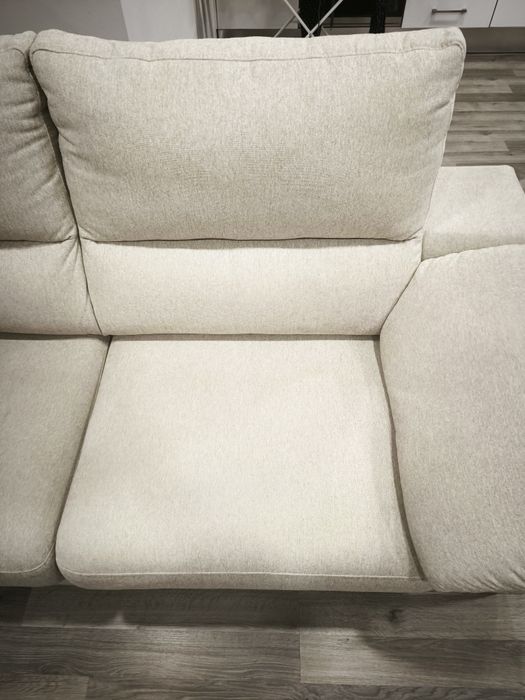 Sofá bege com chaise long