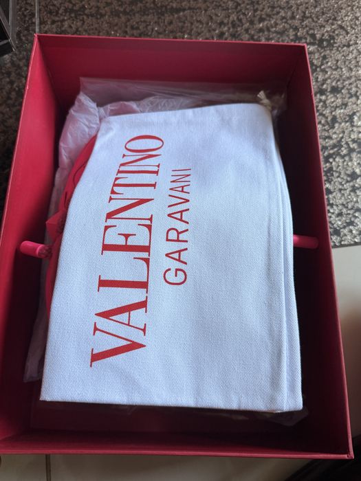 Шикарні кросівки Valentino