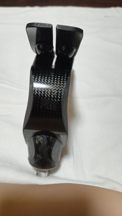 Протези правої і лівої стопи,.