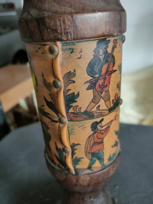 Castiçal vintage em madeira.