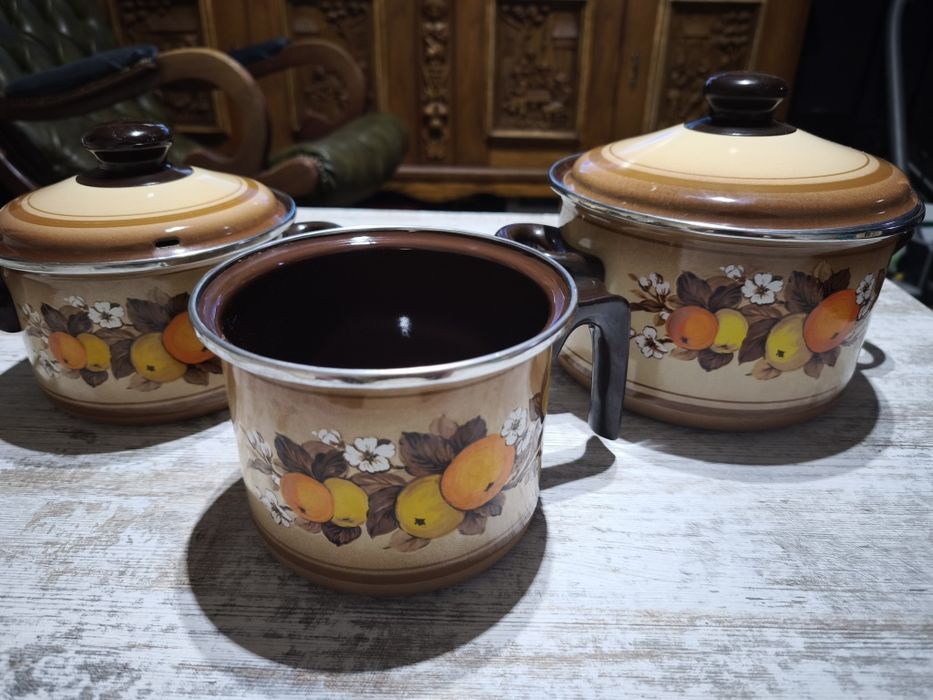 Zestaw garnków emaliowanych .